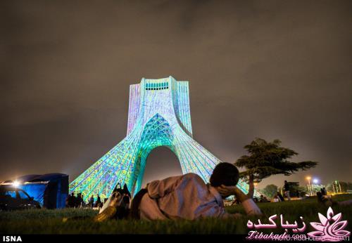 نورپردازی برج آزادی توسط هنرمند آلمانی